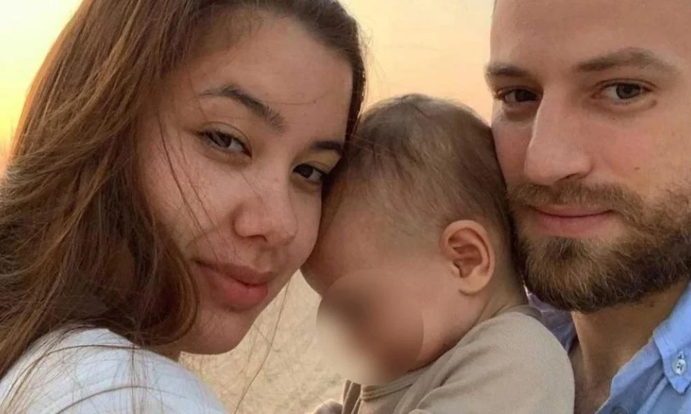 Εγκαταλείπει τη μεζονέτα ο πιλότος με το 11 μηνών μωρό του
